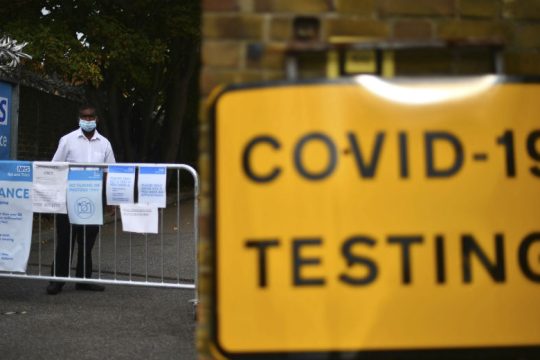 Covid-19: Σε κρίσιμη καμπή η Βρετανία, πλησιάζουν τους 200.000 οι νεκροί στις ΗΠΑ