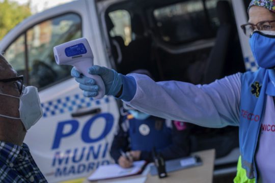 Επέκταση τοπικών μέτρων εξετάζουν Γαλλία και Ισπανία λόγω έκρηξης κρουσμάτων