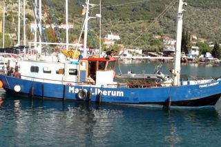 Εφοδος με συλλήψεις και κατασχέσεις στο αλληλέγγυο πλοίο Mare Liberum στη Λέσβο