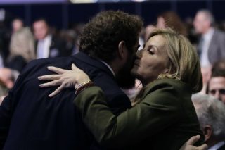 Ο Χωμενίδης χειροκροτεί τον Μαρκουλάκη, που «καρφώνει» τον Μητσοτάκη