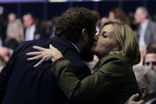 Ο Χωμενίδης χειροκροτεί τον Μαρκουλάκη, που «καρφώνει» τον Μητσοτάκη