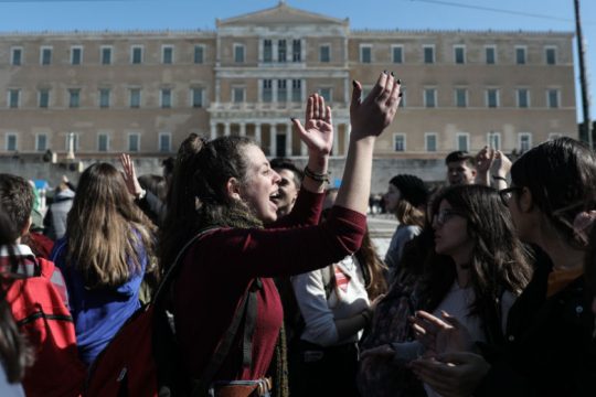 «Η μάσκα δεν είναι η μόνη προστασία, δώστε λεφτά για την Παιδεία»