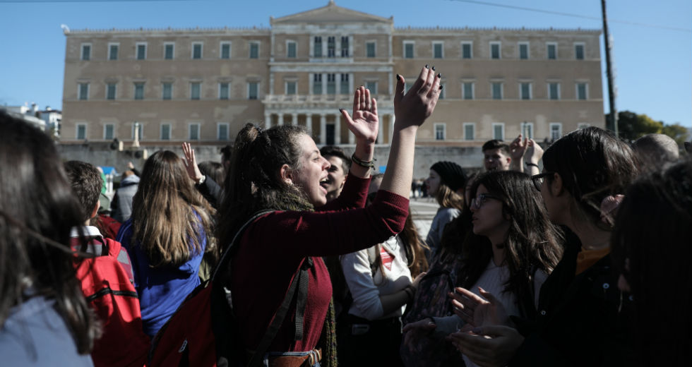 «Η μάσκα δεν είναι η μόνη προστασία, δώστε λεφτά για την Παιδεία»