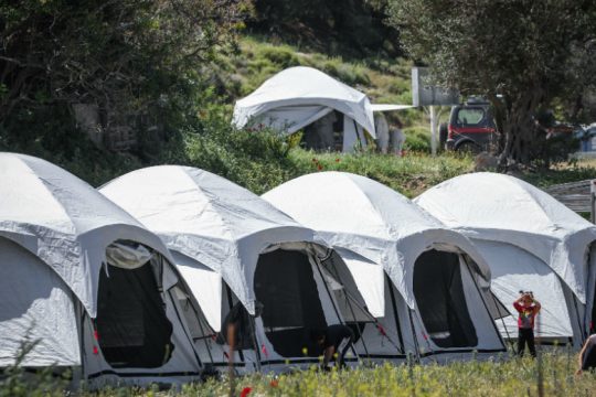 Στα Μεγάλα Θερμά οι πρόσφυγες που έφτασαν το πρωί στη Λέσβο