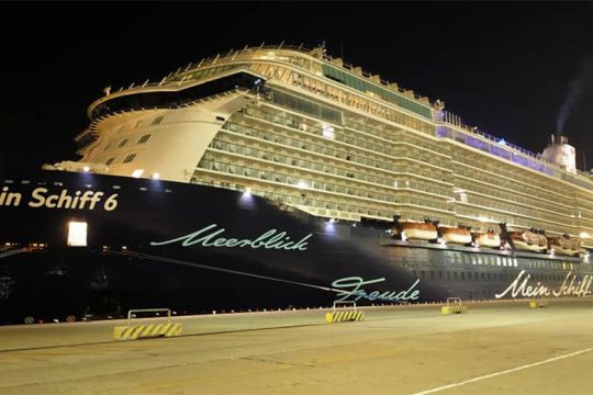 Στον Πειραιά το Mein Schiff 6 – Κλιμάκιο του ΕΟΔΥ θα διενεργήσει νέα τεστ