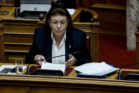 Ψάχνει για λύση μετά την κατακραυγή και ολιγωρία για τους καλλιτέχνες