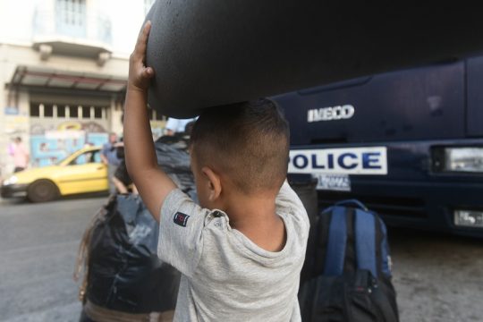 Επιχείρηση-σκούπα για τους αναγνωρισμένους πρόσφυγες στην πλατεία Βικτωρίας