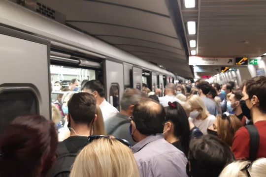 Και για τον συνωστισμό στα ΜΜΜ εμείς φταίμε!