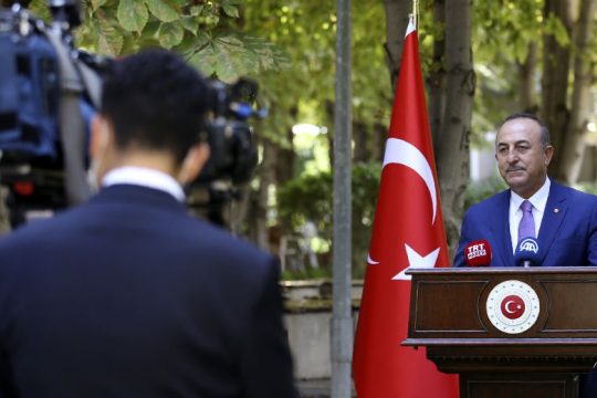 Επίθεση Τσαβούσογλου στον Μακρόν για «υστερική συμπεριφορά»
