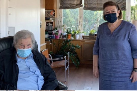 Στον Μίκη Θεοδωράκη η Λίνα Μενδώνη