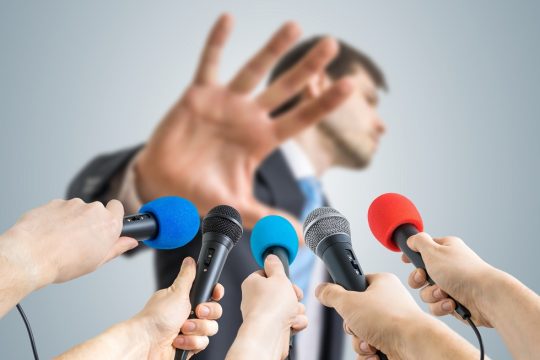 Οι ίδιοι και οι ίδιοι μάς λένε τα ίδια και τα ίδια