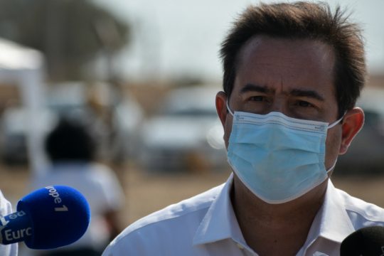 Ο Μηταράκης καθιστά υπεύθυνο τον δήμο για δημιουργία κλειστής δομής