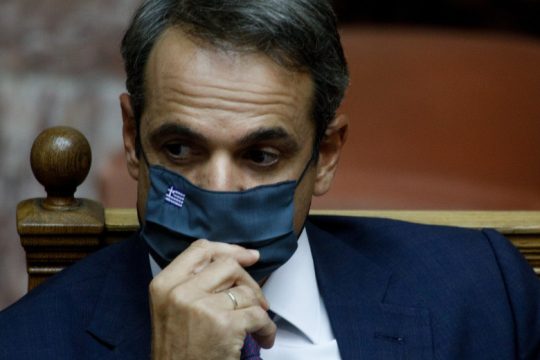 Μοιράζει υποσχέσεις στη ΔΕΘ εν μέσω τριπλής κρίσης