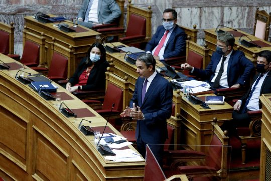 Ομαδικά πυρά κατά της κυβέρνησης για τη διαχείριση της πανδημίας