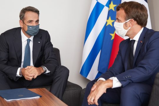 «Απόλυτη συμφωνία» Μητσοτάκη-Μακρόν διαρρέει η κυβέρνηση