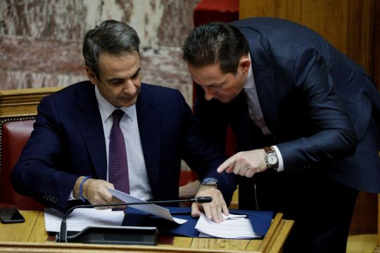 Μισόλογα από Πέτσα – Μητσοτάκη για NATO και Στόλτενμπεργκ
