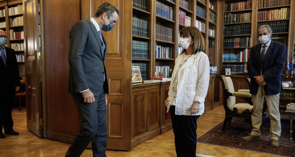 Διπλή αιχμή Σακελλαροπούλου προς Μητσοτάκη