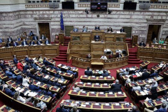 Βουλή: Τροπολογία ΣΥΡΙΖΑ για την αναστολή πλειστηριασμών κύριας κατοικίας