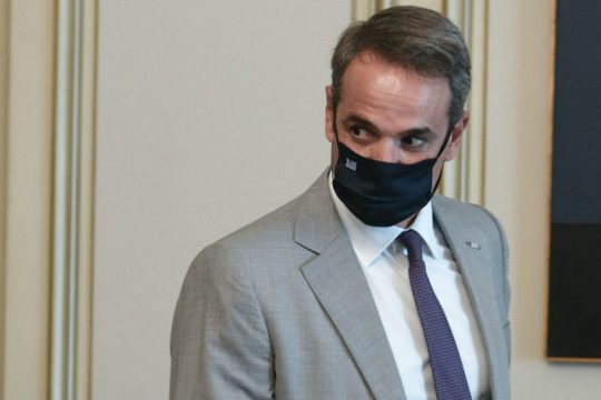 Ο Μητσοτάκης κουνάει το δάχτυλο στους πρόσφυγες μετά τη Μόρια