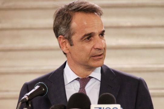 Τον υποδέχονται με συγκεντρώσεις