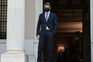 Διακυβέρνηση με… μάσκες