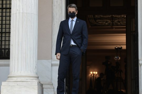 Διακυβέρνηση με… μάσκες