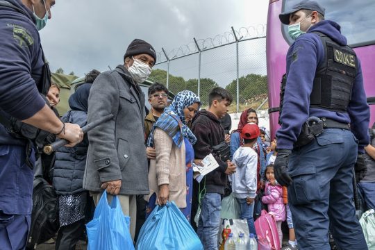 Στήνει «Γκουαντάναμο» παντού με αφορμή τον κορονοϊό