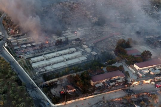 Ολική καταστροφή στη Μόρια – Κυβερνητικό κλιμάκιο στη Λέσβο