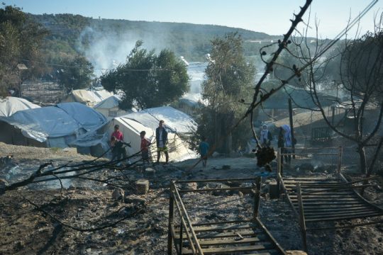 Έκτακτες και μακροπρόθεσμες λύσεις ζητά η ευρωομάδα της Αριστεράς για τη Μόρια