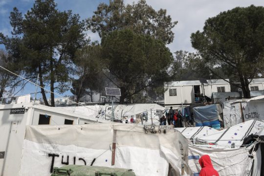 «Κλειδώνουν» τους πρόσφυγες στα ΚΥΤ, προπαγανδίζουν τις κλειστές δομές