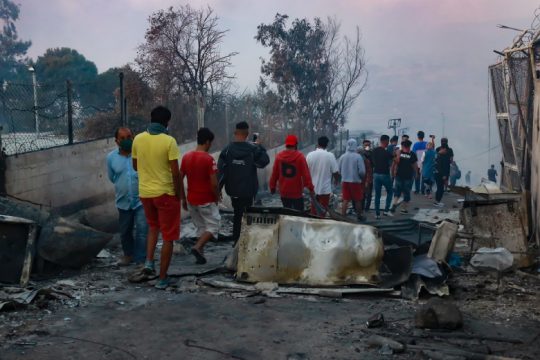 Σε πλοία οι ευάλωτοι από τη Μόρια – Αντιδράσεις κατοίκων για νέες δομές