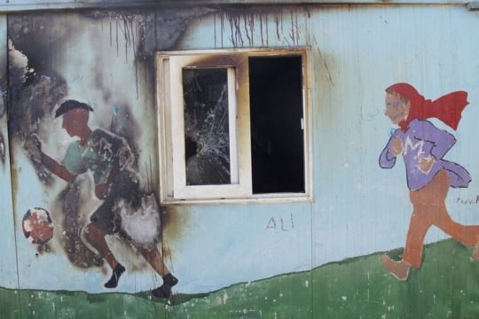 Μπρος Μουτζούρης, πίσω ΜΑΤ, στη μέση της Γης οι κολασμένοι