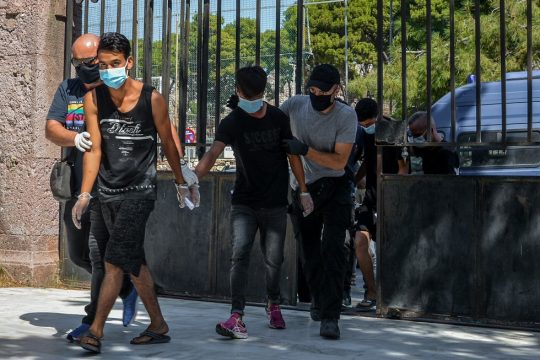 Πολιτικός διάλογος, ανθρωποφαγία και στο βάθος πρόσφυγες