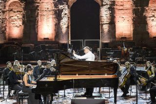 Μπετόβεν με μεγάφωνα γηπέδου…