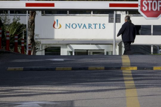 Εξώδικο σε Σταϊκούρα από 21 πολίτες για τη Novartis 