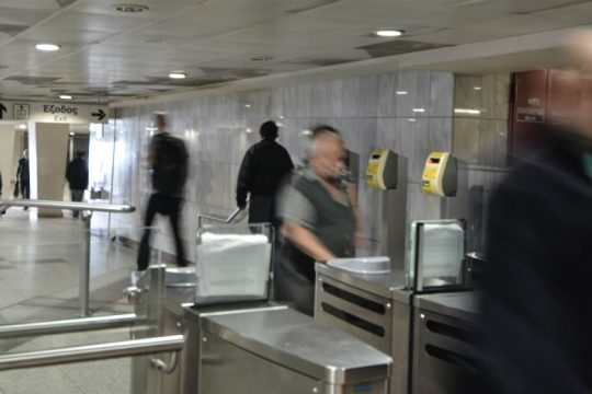 Αποκρουστική συμπεριφορά αστυνομικού σε ανήμπορο άνδρα στο μετρό