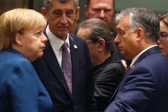 Ο «γερμανικός συμβιβασμός» τα δίνει όλα στον Βίκτορ Ορμπαν