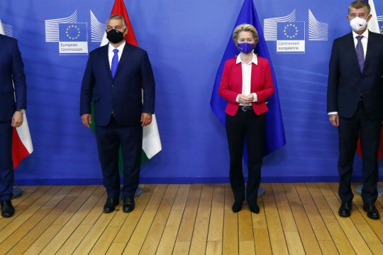 Τσεχία – Ουγγαρία εμμένουν σε σκληρή ευρωπαϊκή γραμμή για το προσφυγικό