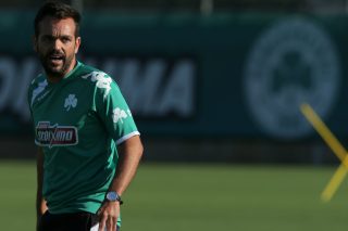 Κλείνει αριστερό μπακ, παλεύει για Αλβαρες