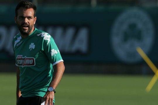 Κλείνει αριστερό μπακ, παλεύει για Αλβαρες