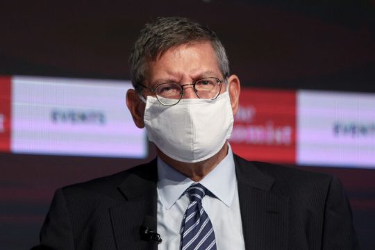 Σταδιακή «επιστροφή» με μισές δόσεις δανείων προτείνουν οι τραπεζίτες