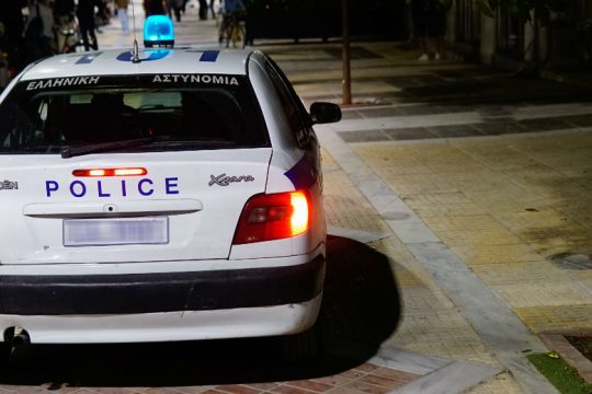 Έγκλημα στο Πέραμα: Σκότωσε, λήστεψε τον νονό του και έβαλε φωτιά στο σπίτι