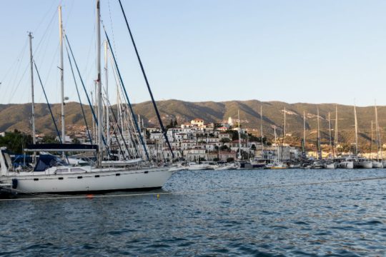 Φωτιά με δύο εγκαυματίες σε πλοίο αναψυχής στον Πόρο