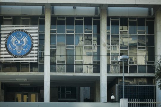 Φωτοβολίδα έπεσε έξω από την αμερικανική πρεσβεία