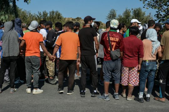 «Να φύγουν με πλοία οι πρόσφυγες»