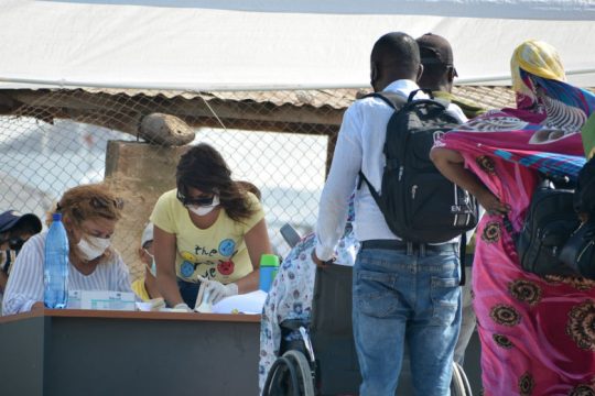 Απέκλεισαν τους δημοσιογράφους απ’ την περιοχή με τους πρόσφυγες έξω από τον Καρά Τεπέ