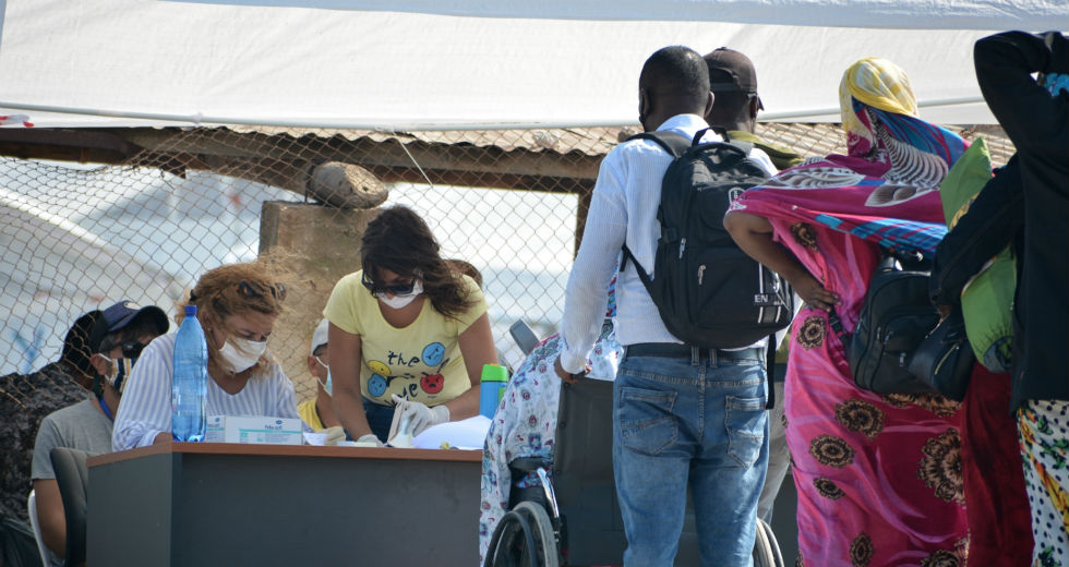 Απέκλεισαν τους δημοσιογράφους απ’ την περιοχή με τους πρόσφυγες έξω από τον Καρά Τεπέ