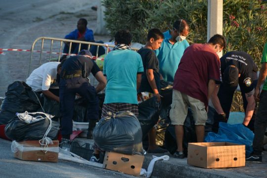 Μηταράκης: Αν δεν μπουν στον καταυλισμό μόνοι τους θα τους βάλει η αστυνομία