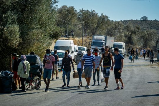 Αποκλεισμένη η Μόρια, στο δρόμο χιλιάδες πρόσφυγες
