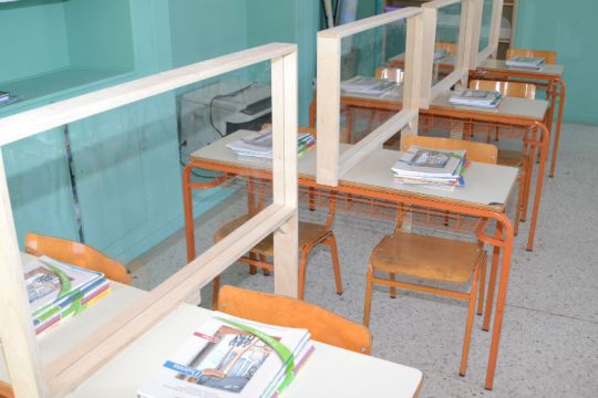 Με πλεξιγκλάς «καλύπτει» ο δήμος Ραφήνας την κρατική αδιαφορία στα σχολεία